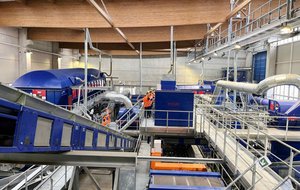 	Un grupo de personas visitando la instalación de clasificación de plástico circular de Iren SpA en Turín, Italia.