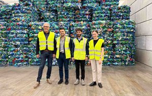 Willi Stadler, Mirko Tutino, Massimiliano Gurnari y Julia Stadler de pie frente a la instalación de clasificación de plástico circular de Iren SpA en Borgaro, Italia.