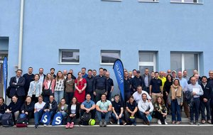 El equipo de STADLER, clientes y prensa durante una visita a la instalación de clasificación de plástico circular de Iren SpA en Turín.
