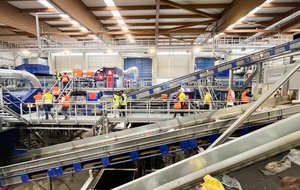 Vista exterior de la instalación de clasificación de plástico circular de Iren SpA en Borgaro, Italia, diseñada y construida por STADLER.
